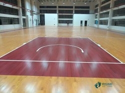 學(xué)校俄勒岡松舞臺(tái)體育館地板施工團(tuán)隊(duì)